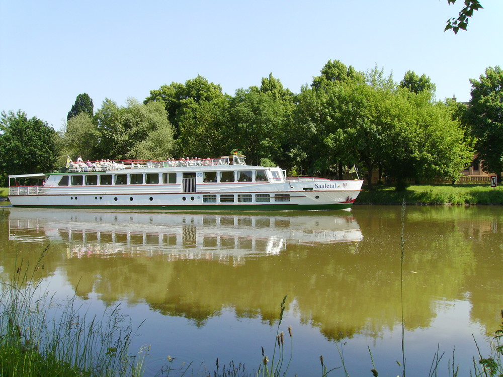 ein Schiff auf der Saale