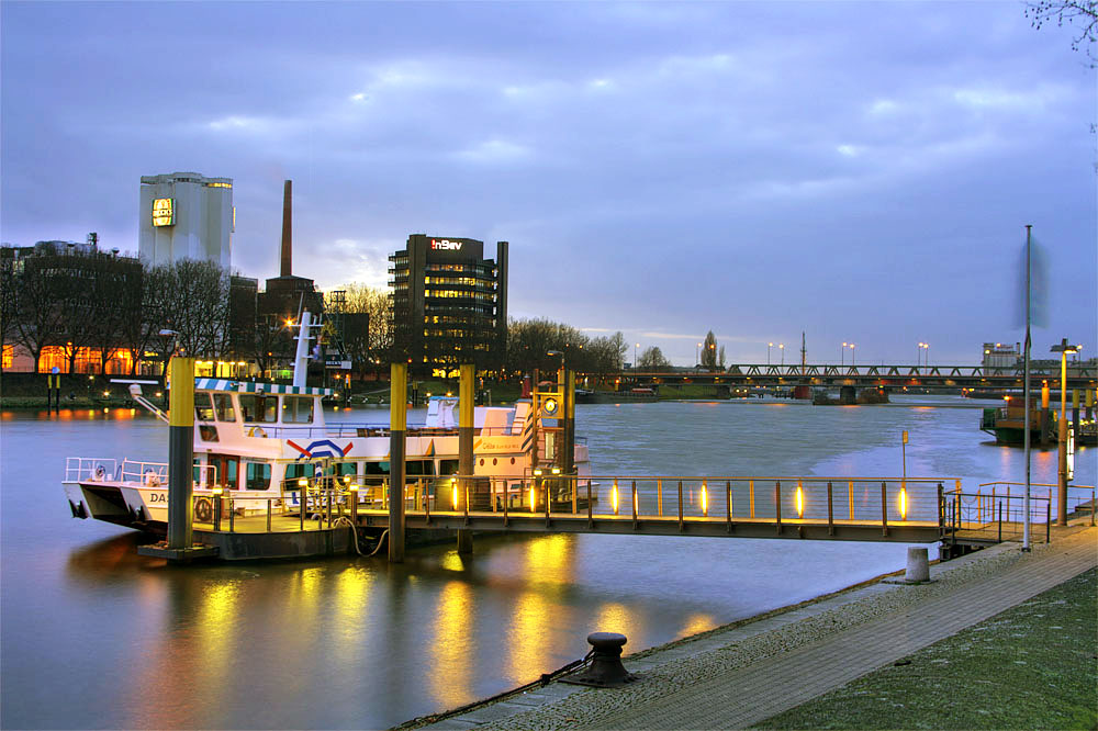 Ein Schiff auf der Weser vor "Becks" inBev