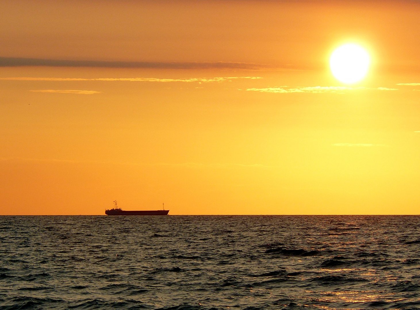 Ein Schiff fährt der Sonne entgegen