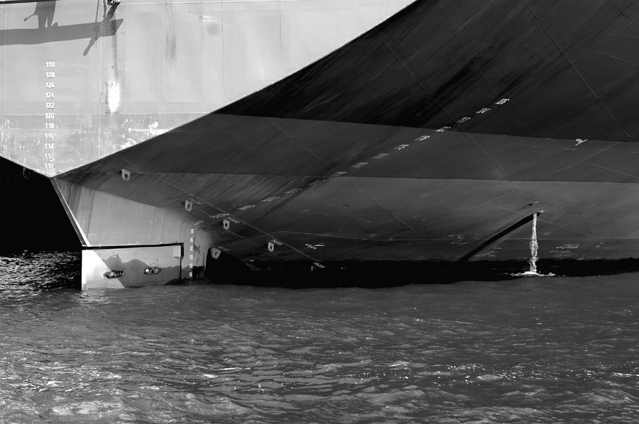 Ein Schiff im Hafen / a ship in the harbour