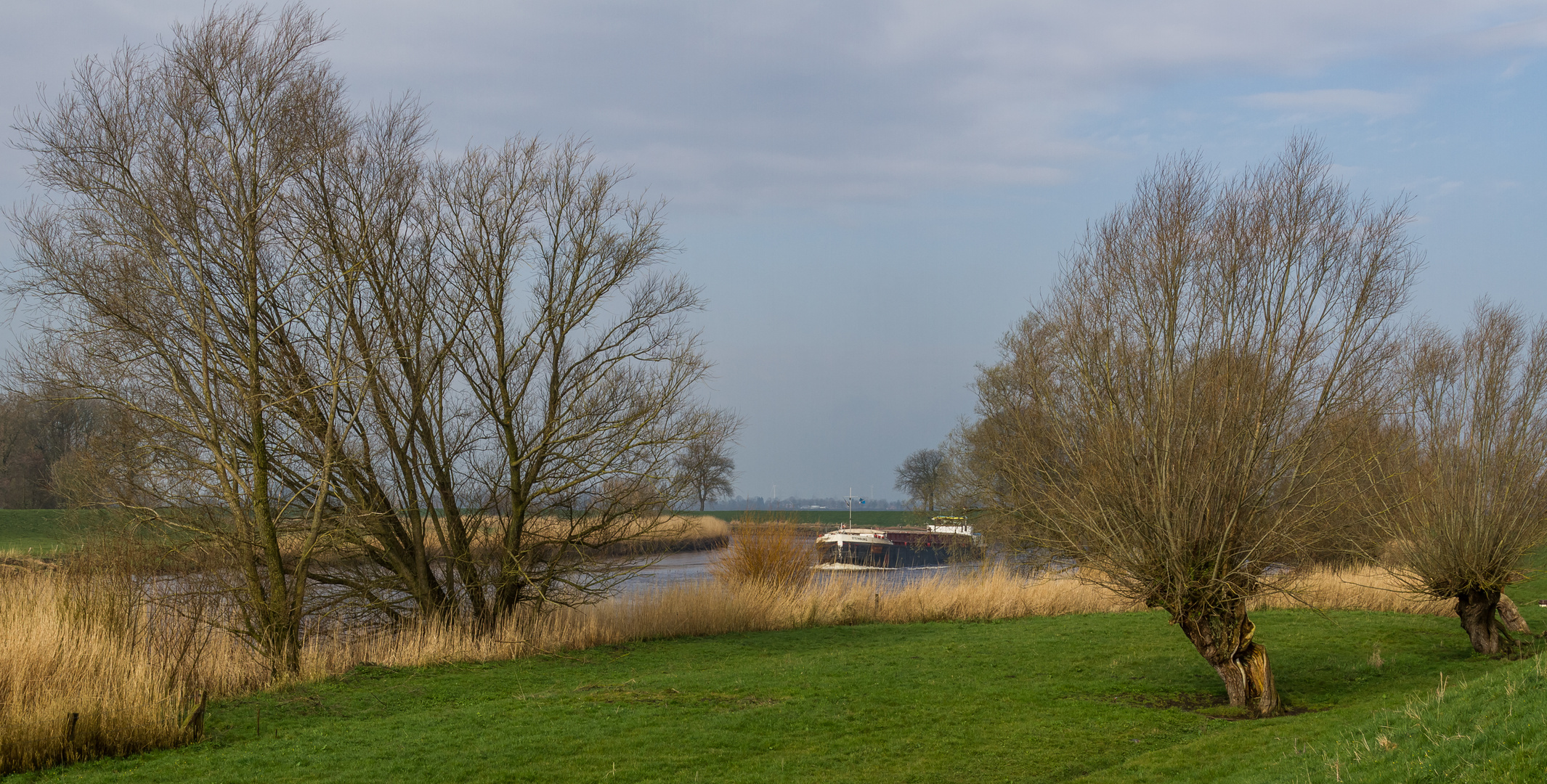 ein schiff in der landschaft