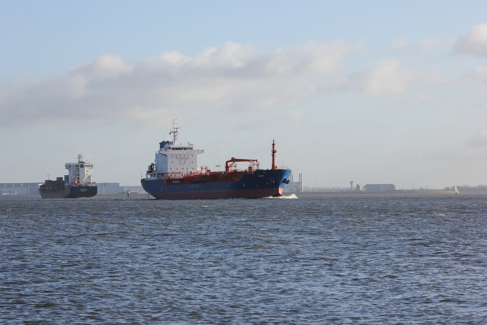 Ein Schiff kommt an in Hamburg