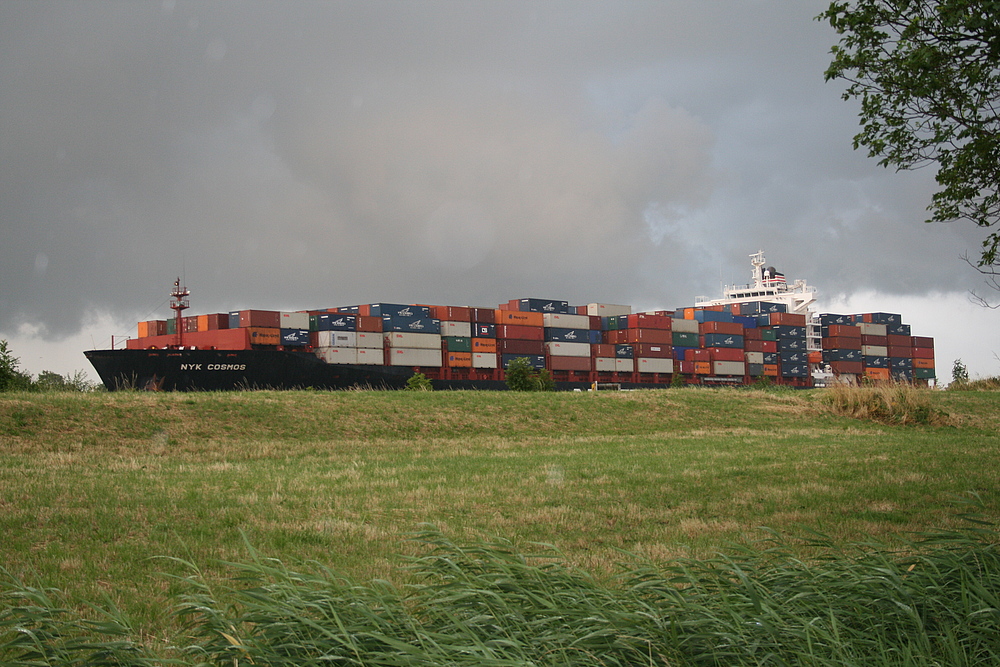 Ein Schiff kommt über die Wiese geschippert