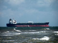 Ein Schiff liegt vor Skagen an der Kette.Keine Frachten wegen der Krise.