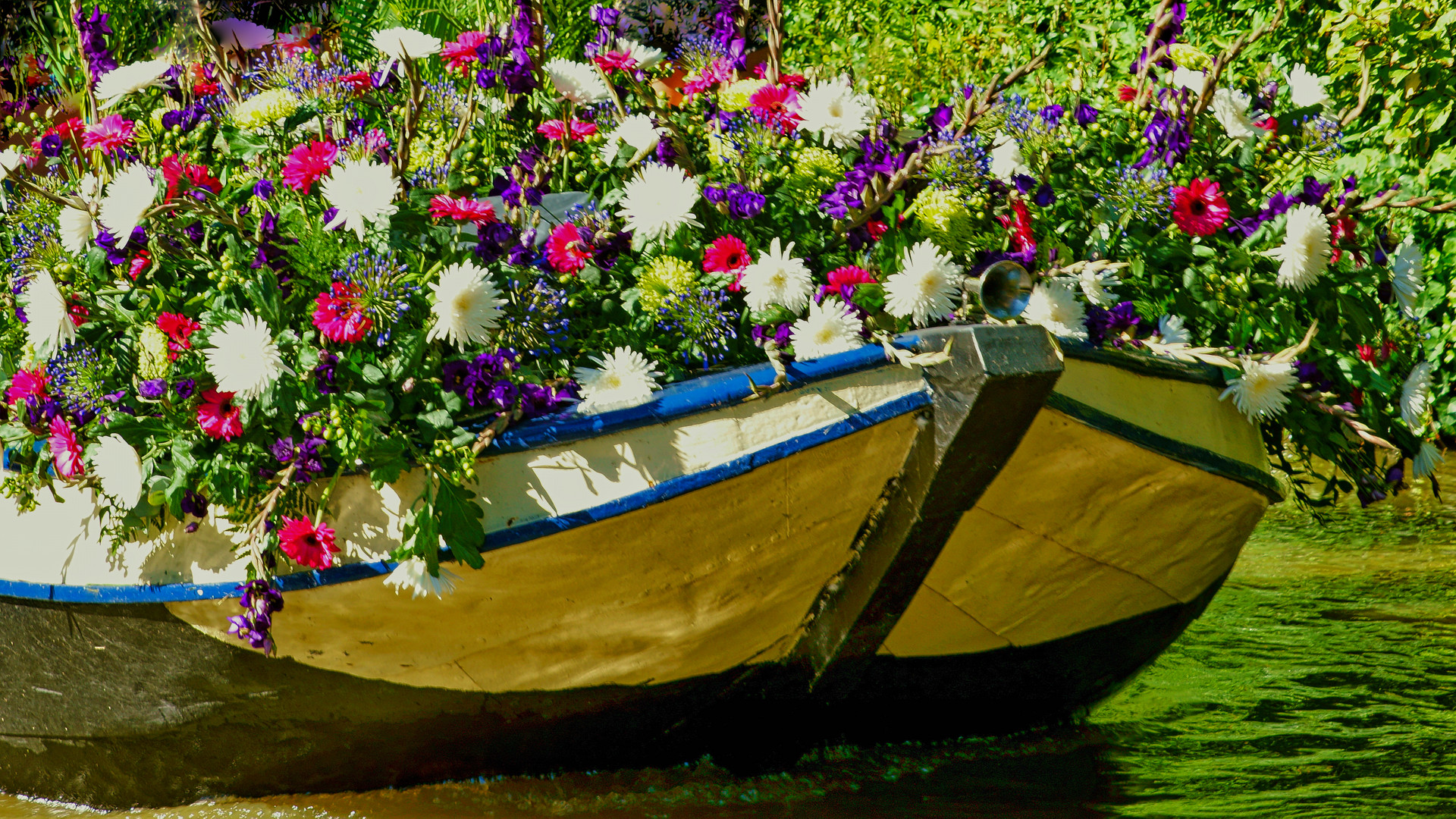 Ein Schiff mit Blumen