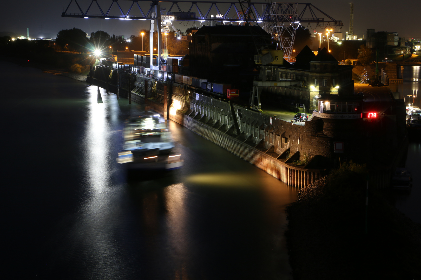 Ein Schiff parkt ein