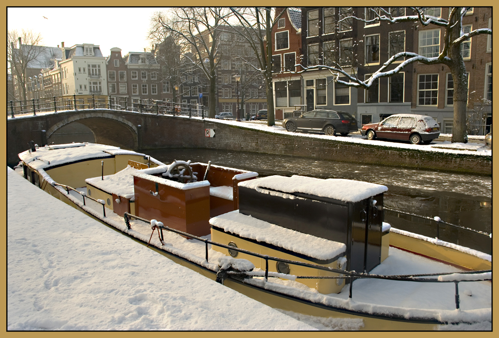 Ein Schiff unter Schnee ins Kanal in Amsterdam