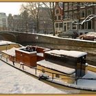 Ein Schiff unter Schnee ins Kanal in Amsterdam