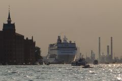 Ein Schiff verlässt Venedig