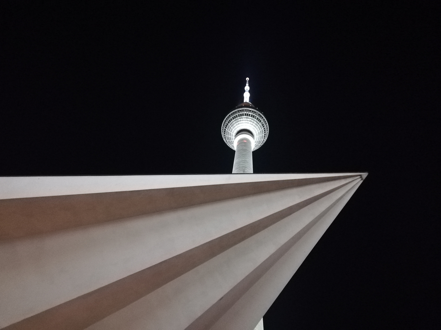 Ein Schiff vor dem Fernsehturm?