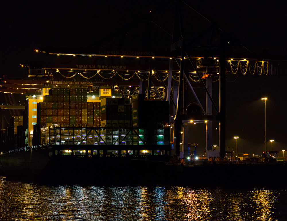 Ein Schiff wird beladen