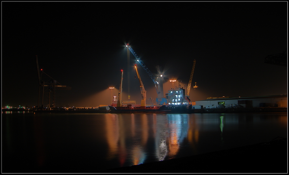 Ein Schiff wird beladen in der Nacht