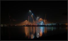 Ein Schiff wird beladen in der Nacht