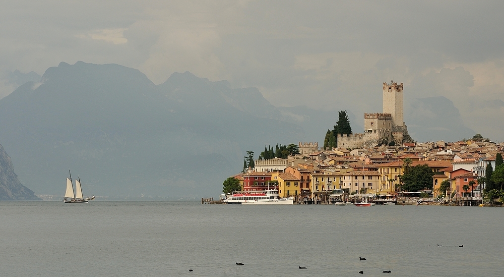 Ein Schiff wird kommen....,Malcesine (Venetien, Italien) ist eine Stadt...