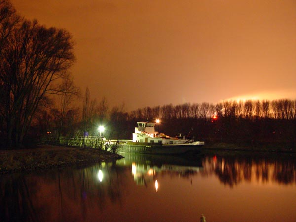 ein schifflein liegt im hafen ganz still und stumm!