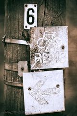 Ein Schild kommt selten allein