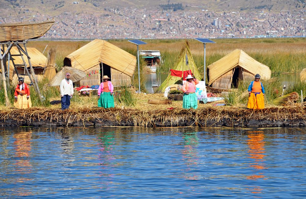 Ein Schilfdorf der Uro-Nachfahren in der Bucht von Puno.