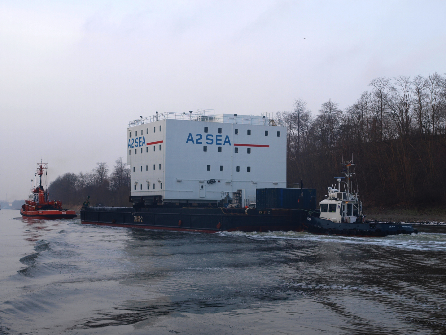 Ein Schleppverband auf dem Nord-Ostsee-Kanal