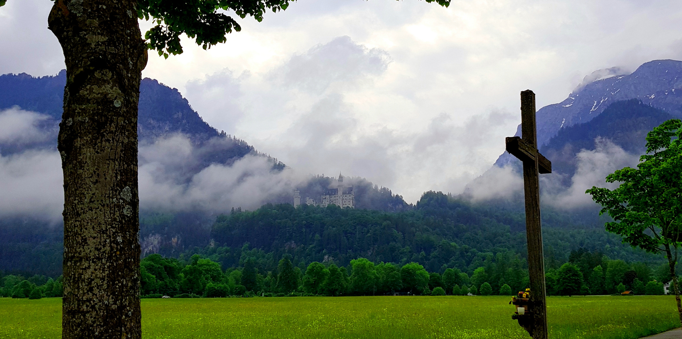 Ein Schloß, ein Baum und ein Kreuz…