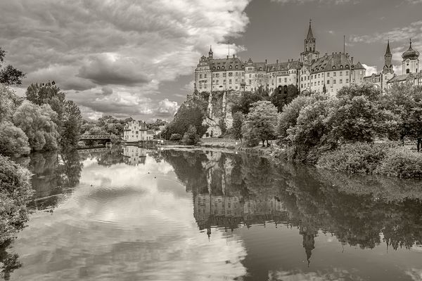 Ein Schloss in der Donau