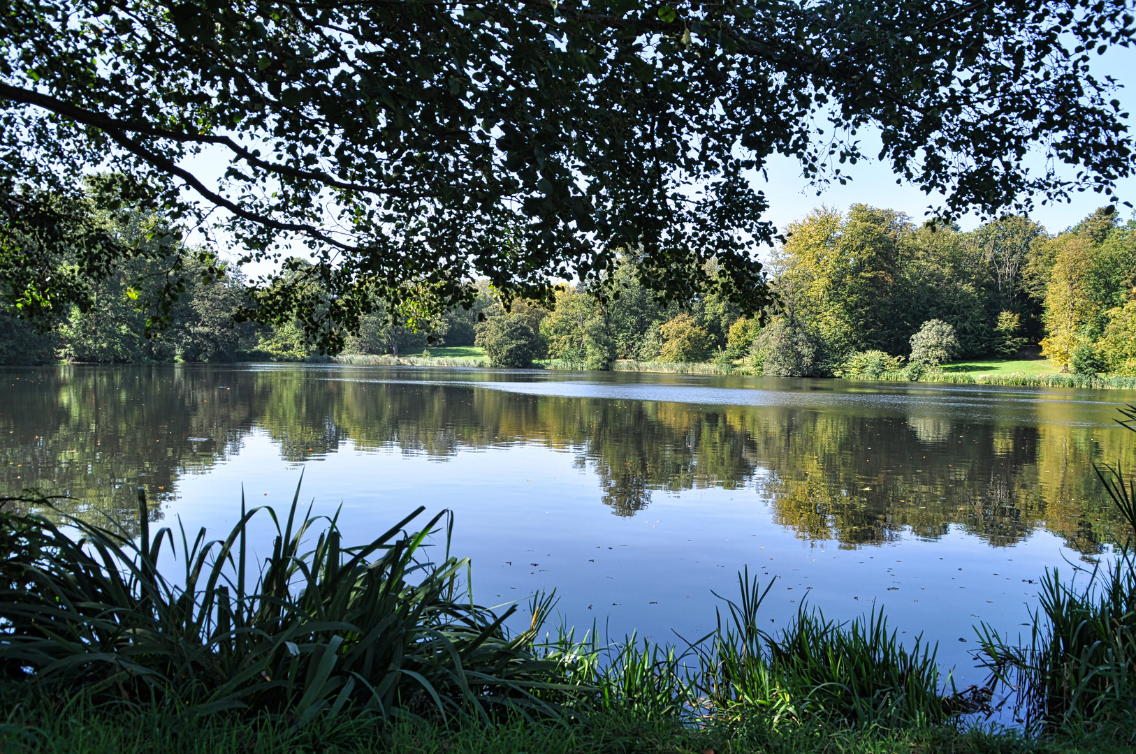 Ein Schlosspark im Spiegel