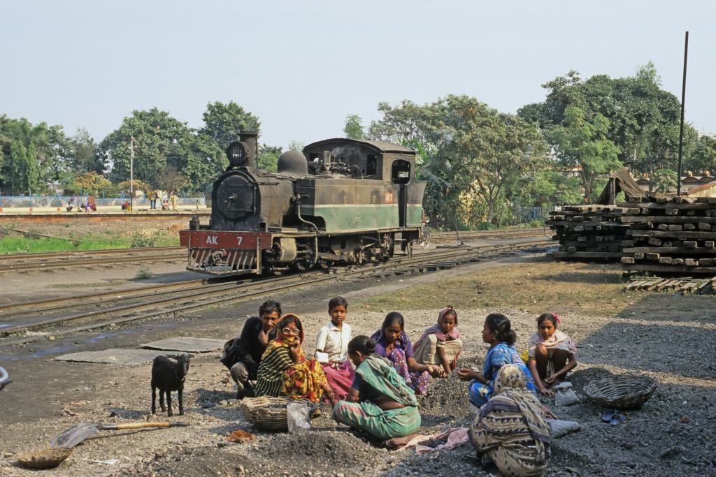 Ein Schmalspurmotiv aus Indien(am Locoshed Katwa       für Pfingsten, wenn's tatsächlich regnet 