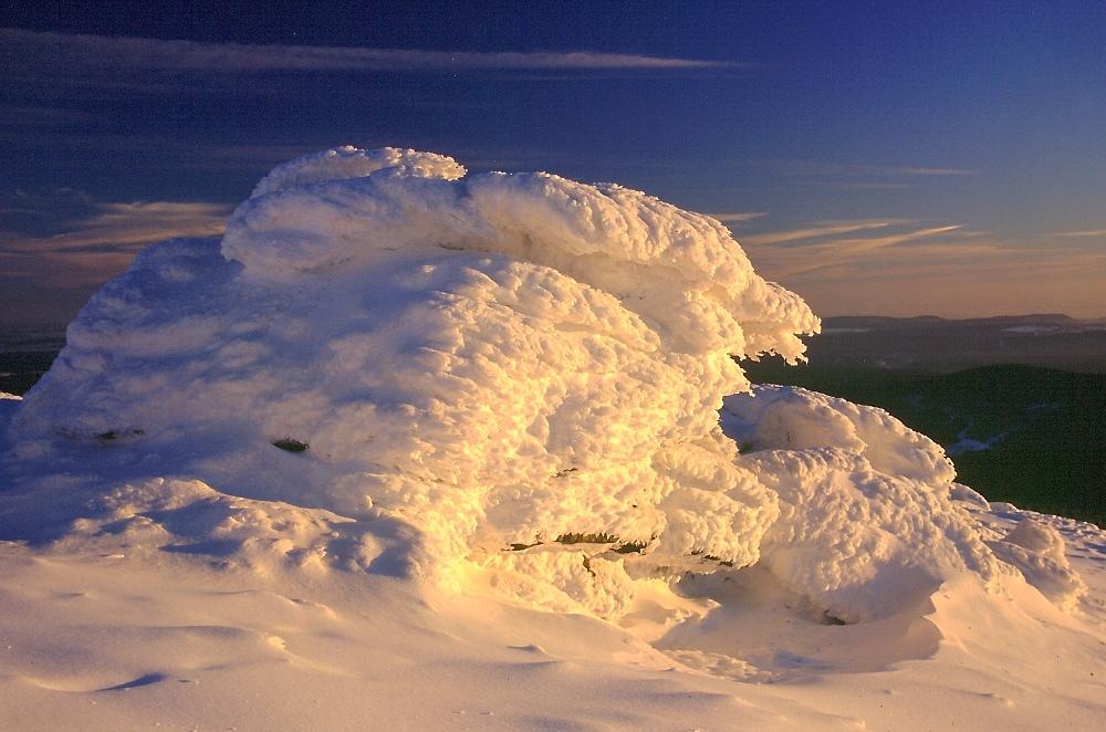 Ein Schneebrocken auf dem Brocken