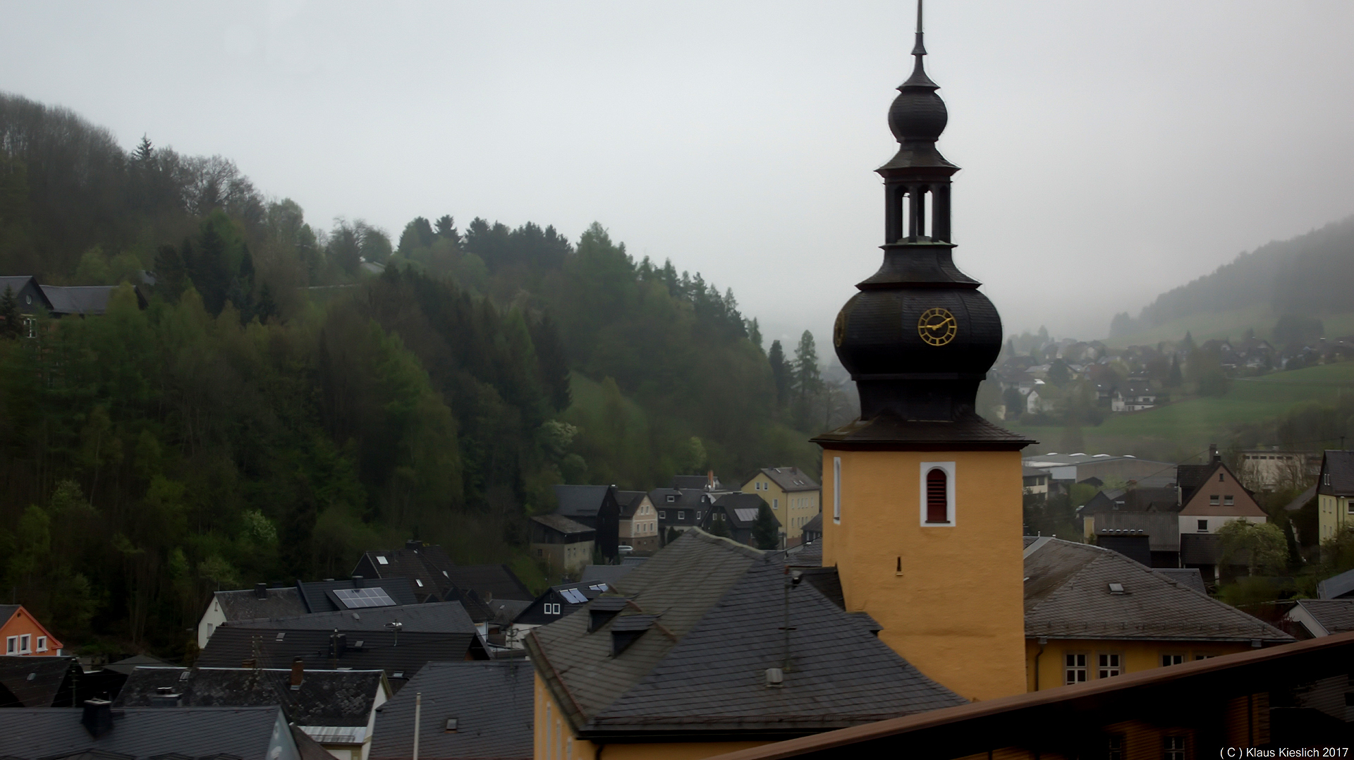 Ein schneller Blick aus dem fahrenden Zug auf Ludwigsstadt