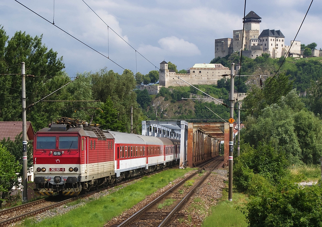 Ein Schnellzug in Trencin