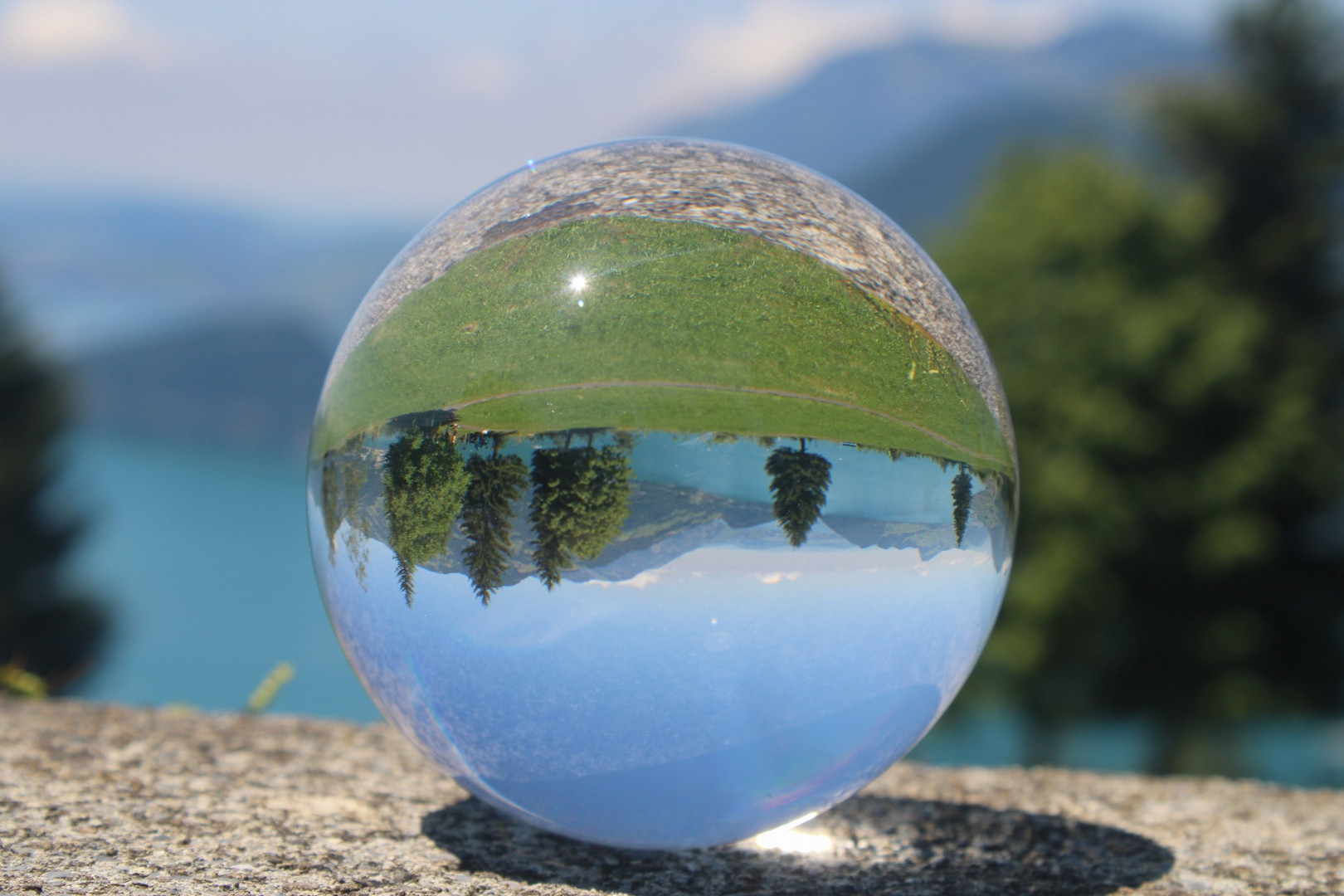 Ein schöner Aussicht auf die Schweizer Alpen und Vierwaldstättersee durch Lensball in Emmeten.