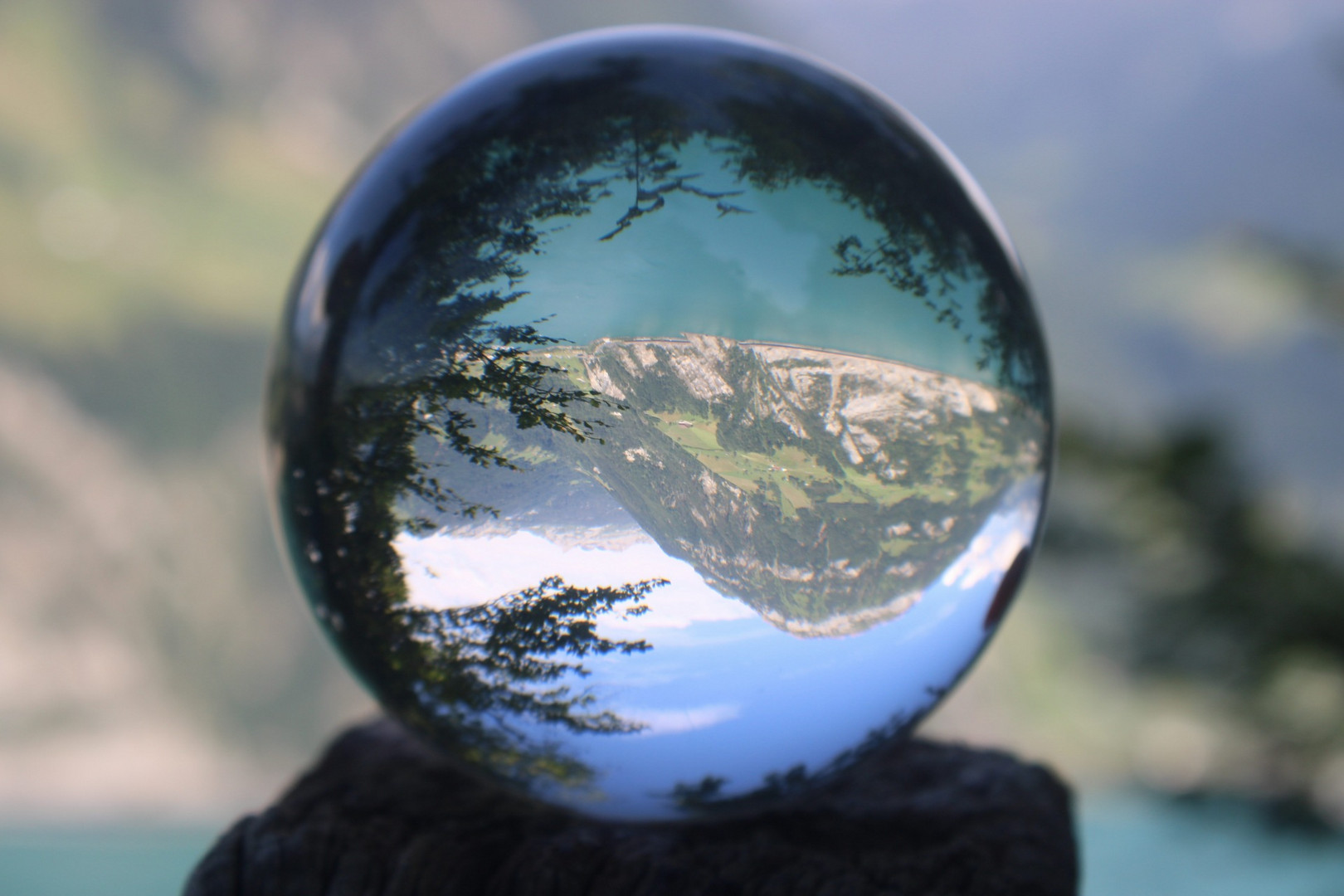 Ein schöner Aussicht auf die Schweizer Alpen und Vierwaldstättersee durch Lensball in Seelisberg.