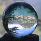 Ein schöner Aussicht auf die Schweizer Alpen und Vierwaldstättersee durch Lensball in Seelisberg.