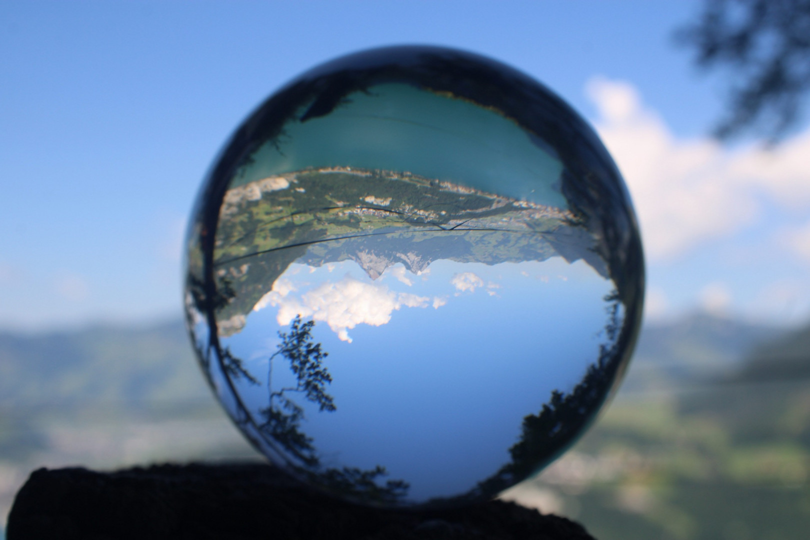 Ein schöner Aussicht auf die Schweizer Alpen und Vierwaldstättersee durch Lensball in Seelisberg.