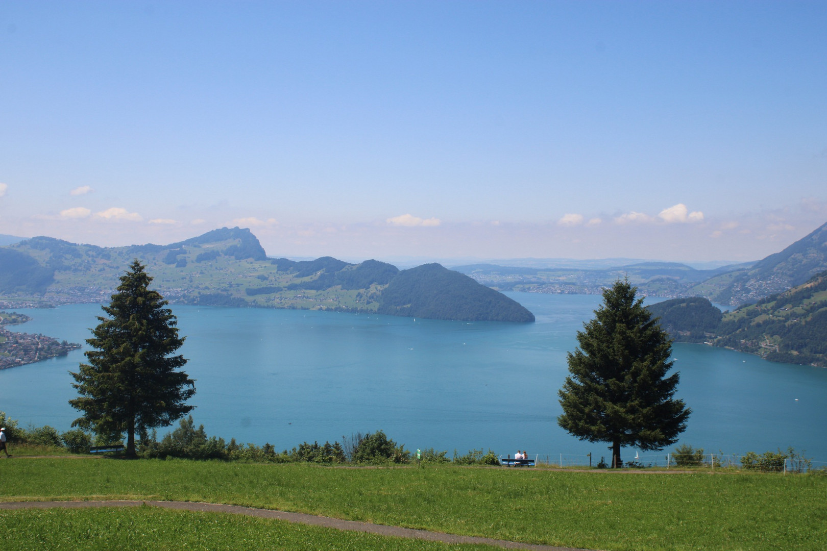 Ein schöner Aussicht auf die Vierwaldstättersee und Schweizer Alpen