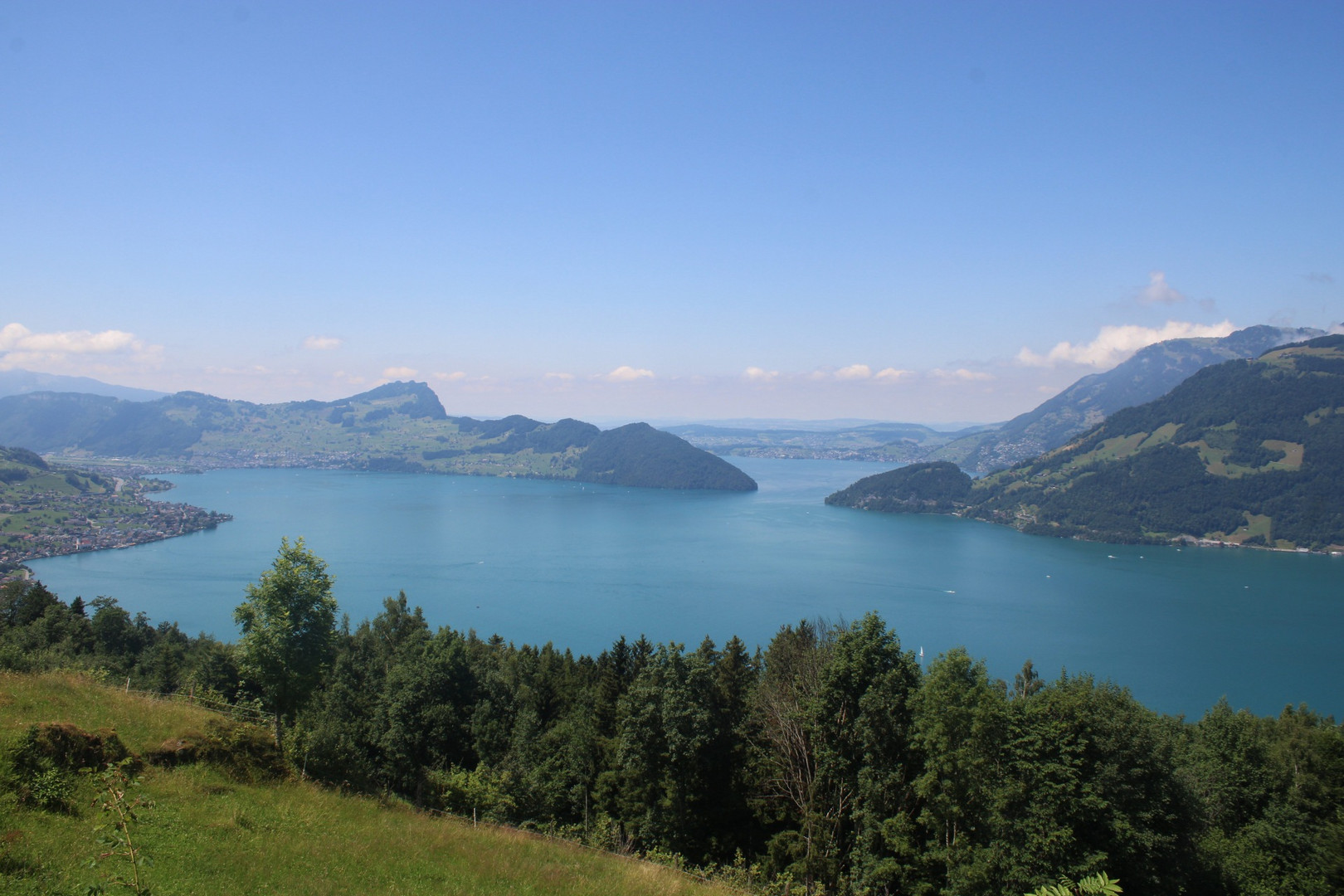 Ein schöner Aussicht auf die Vierwaldstättersee und Schweizer Alpen