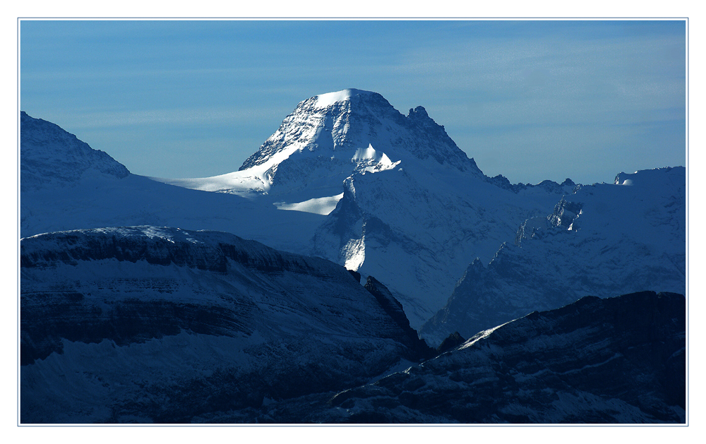 Ein schöner blauer Berg