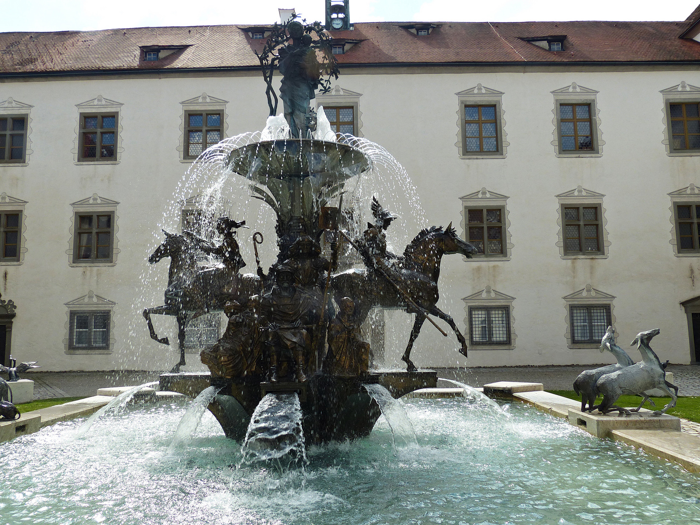 Ein schöner Brunnen im Schlosshof