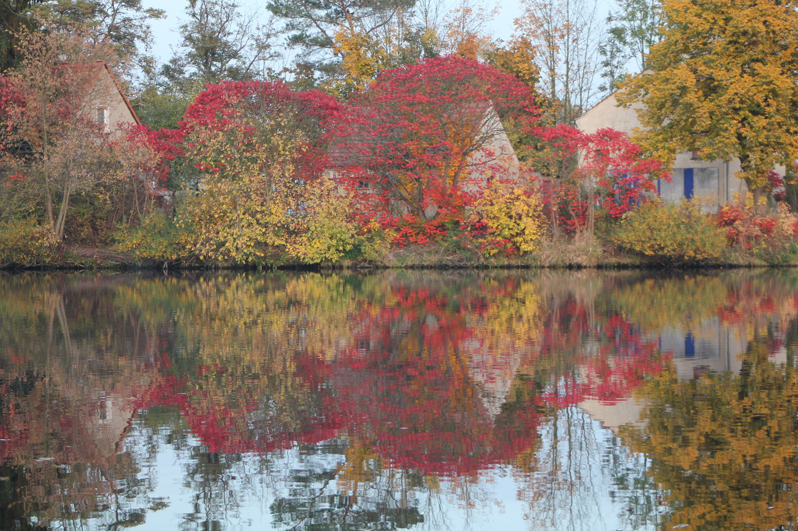 Ein schöner Herbsttag am Wasser