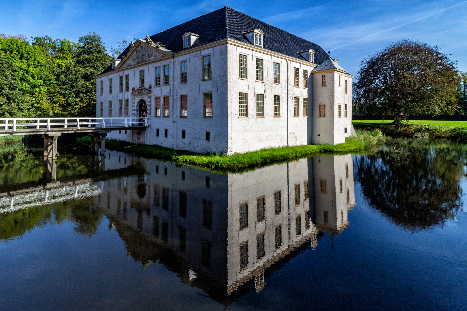 Ein schöner Herbsttag am Wasserschloss Norderburg in Dornum.