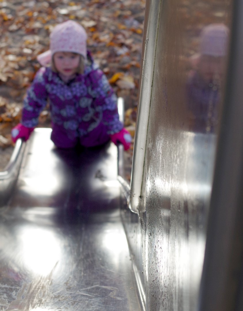 ein schöner Herbsttag auf dem Spielplatz