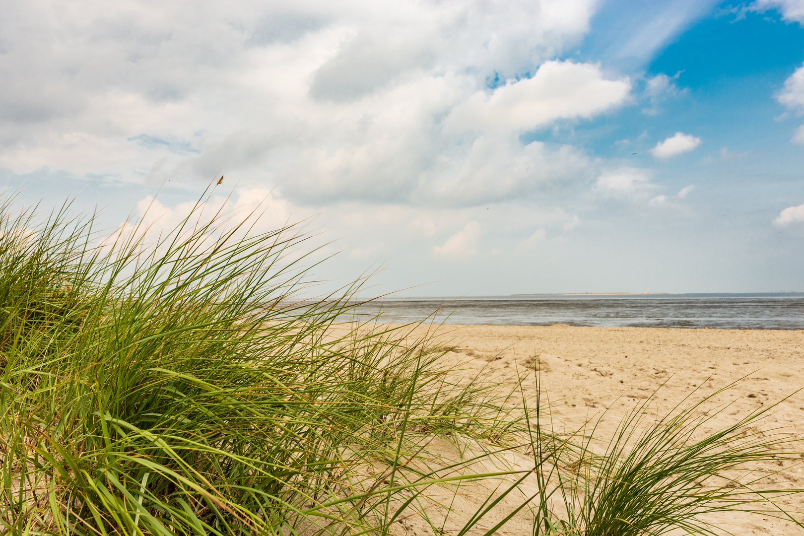 Ein Schöner Sandstrand in Ostfriesland bei Ebbe