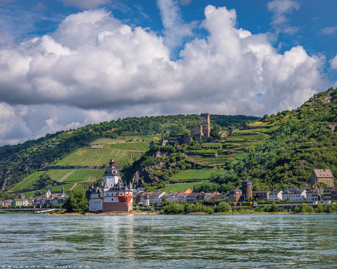 Ein schöner Sommertag am deutschen Rhein.