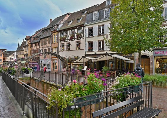 Ein schöner Straßenzug mit den verdohlten Bach.