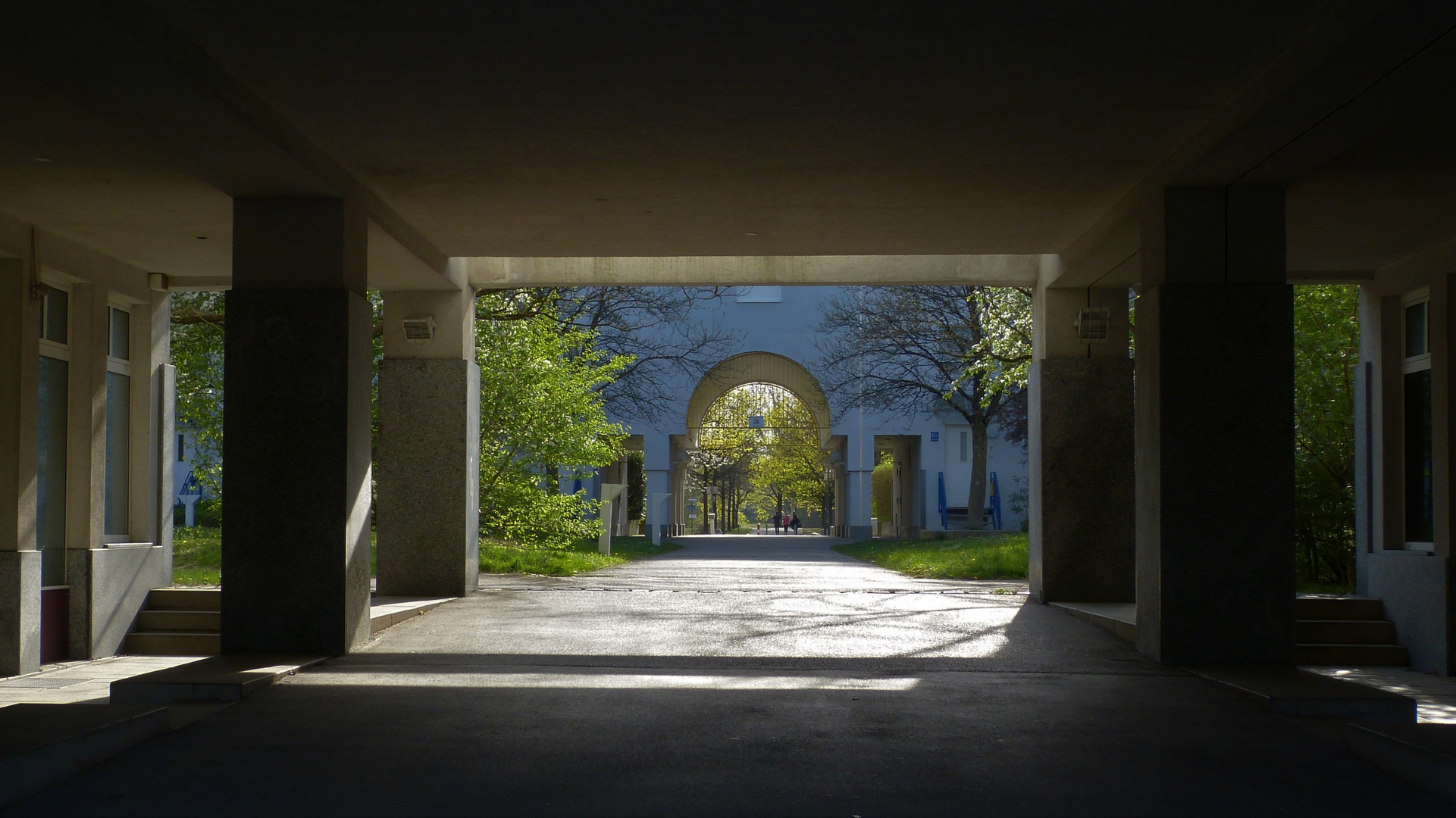 Ein schöner und stiller Weg nach draußen.