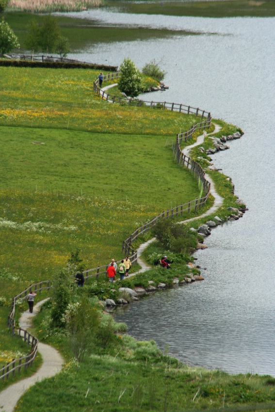 ein schöner weg am see