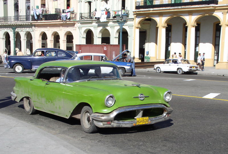 ein schönes altes Auto in Havanna