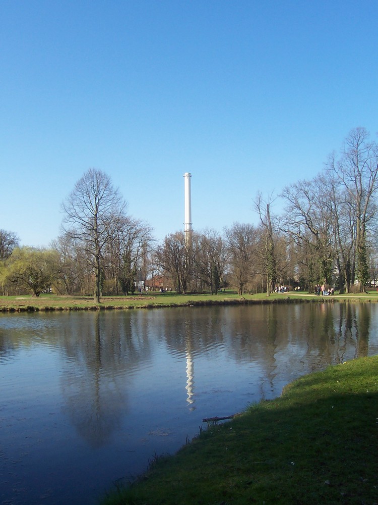 Ein Schornstein steht im Walde