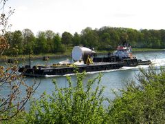 Ein Schubverband auf dem Nord-Ostsee-Kanal: Schlepper MS KIEL mit dem Seeponton HÖRN 20