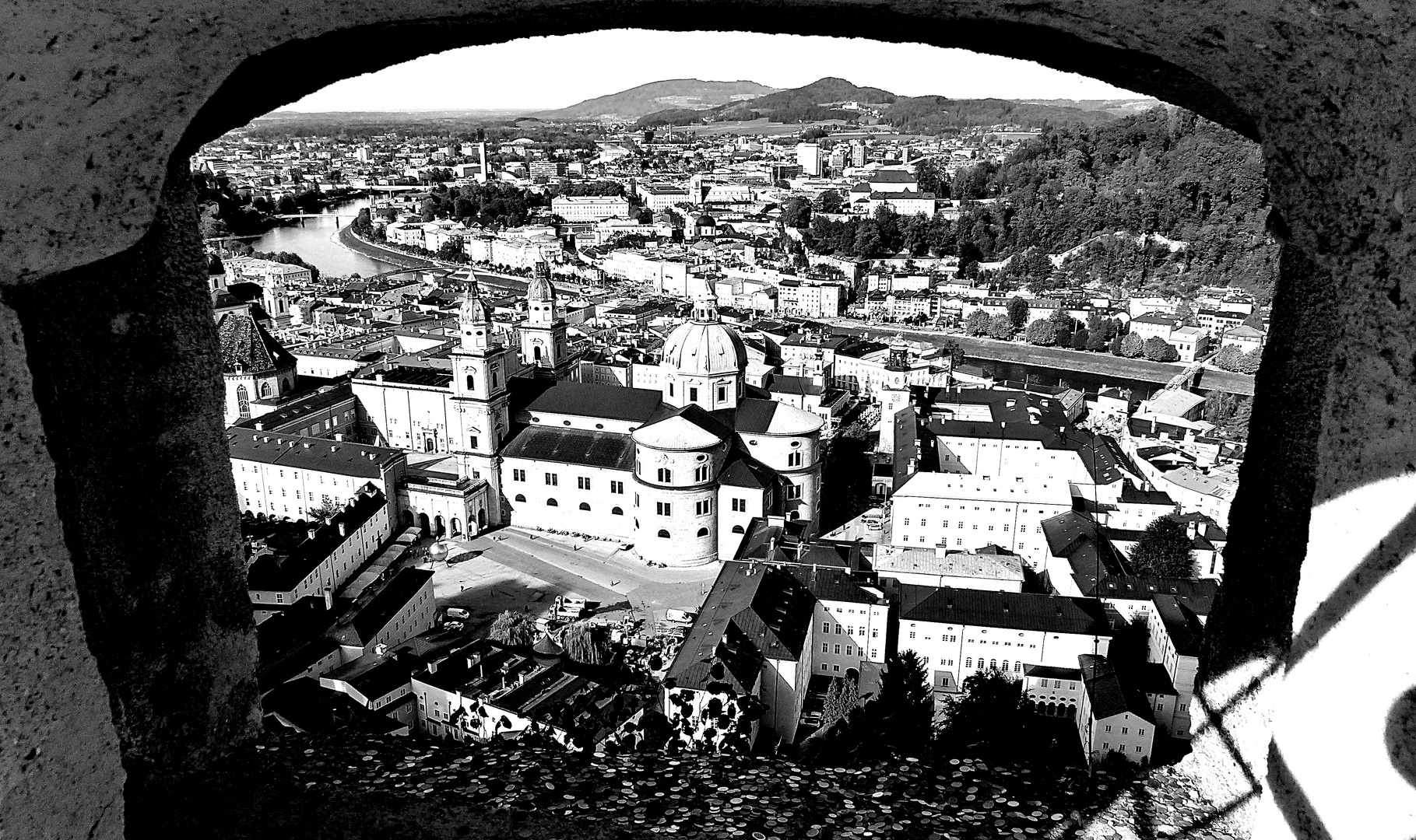 Ein schwarzweißer Durchblick aus Salzburg