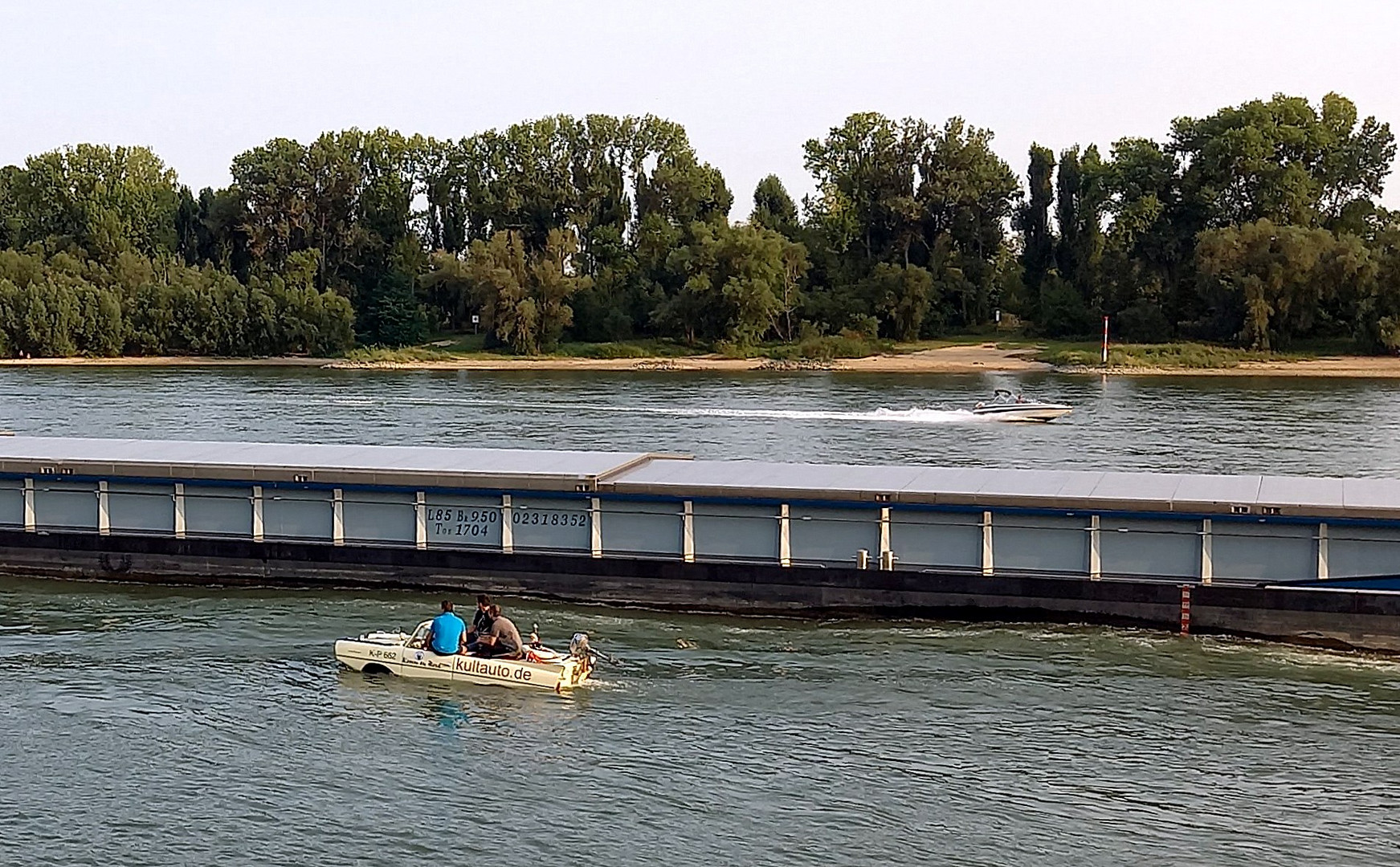 ein schwimmendes Kultauto